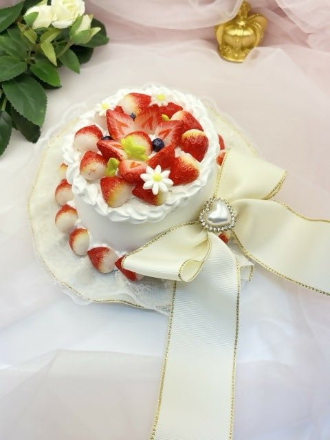 白くて可愛い?ショートケーキのミニハット